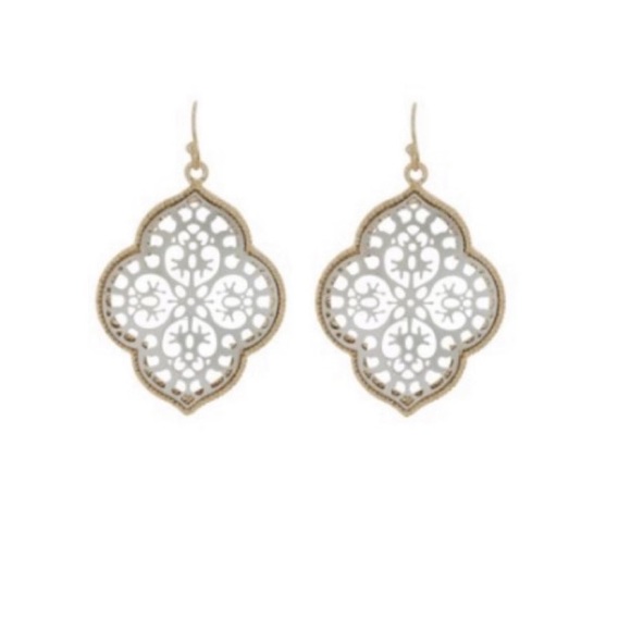 Jewelry - 1 LEFT 🎀3/$23🎀 Filigree Drop Earrings